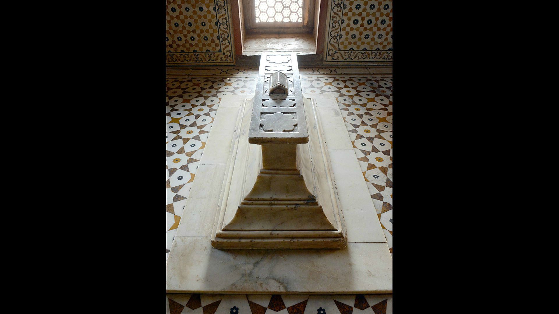 Tomb of Itimad-Ud-Daulah - XVII wieczne mauzoleum z białego marmuru (mały Taj)